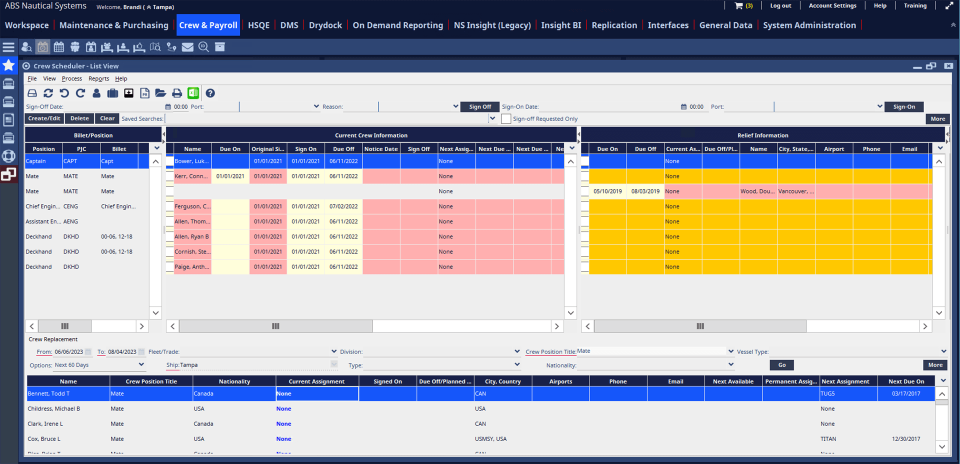 لقطة شاشة لبرنامج Crew Schedular في الوضع المظلم مع جدول بيانات لمواقع الطاقم وأسمائهم وتواريخ العمل وأوقاته.