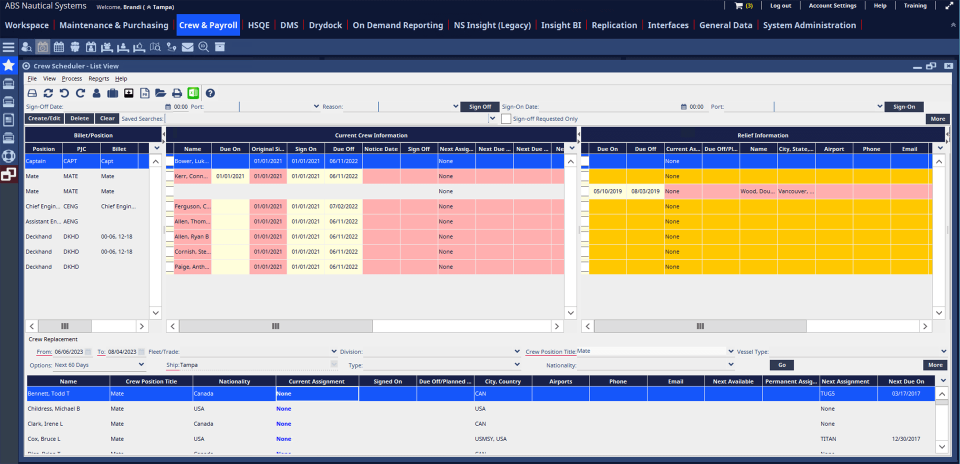 skjermbilde av Crew Scheduler i mørk modus med regneark med mannskapsroller, navn og arbeidsdatoer og -klokkeslett.