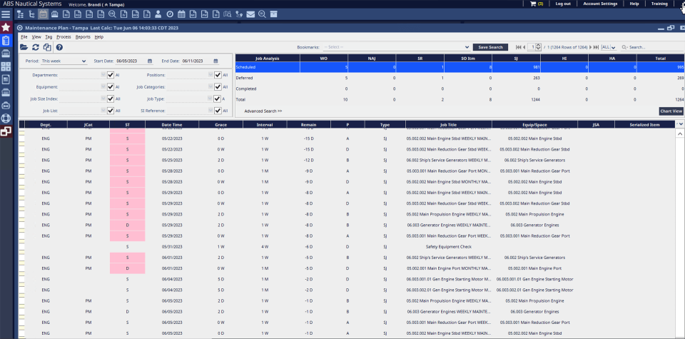 Screenshot eines Wartungsplans in der Workboat-Anwendung (dunkler Modus) mit einer Tabelle, die eine Zeitspanne und eine Aktivierungscheckliste für eine Suche mit Querverweisen, eine kategorisierte Liste mit Auftragsanalysen sowie spezifische Auftragsübersichten enthält.